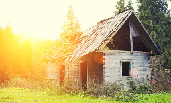 Εγκαταλελειμμένο σπίτι ξύλινο. — Φωτογραφία Αρχείου