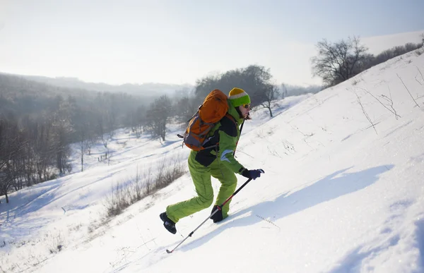 Fille escalade fait de l'escalade dans les montagnes . — Photo