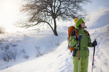 Sırt çantası ile kız.