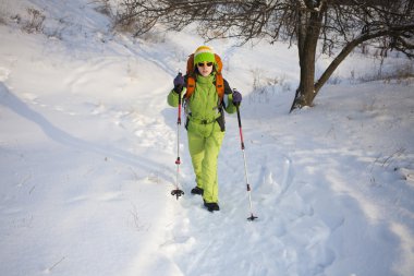 Sırt çantası ile kız.
