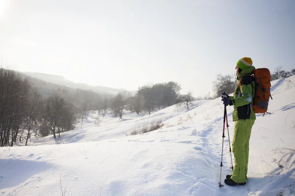 Das Mädchen mit dem Rucksack. — Stockfoto