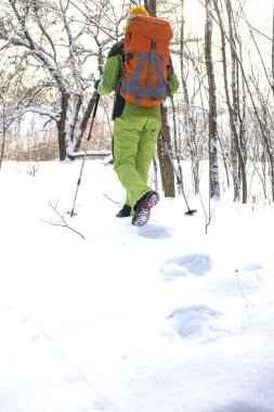 Atlet karda yürür.