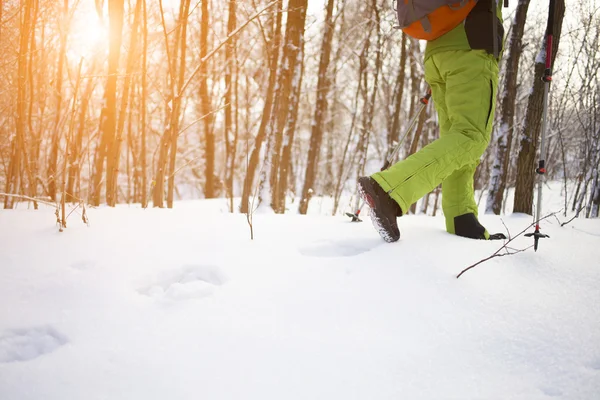 L'athlète marche dans la neige . — Photo