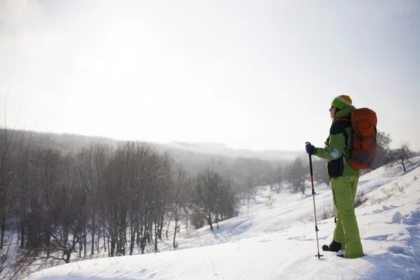 Das Mädchen mit dem Rucksack. — Stockfoto