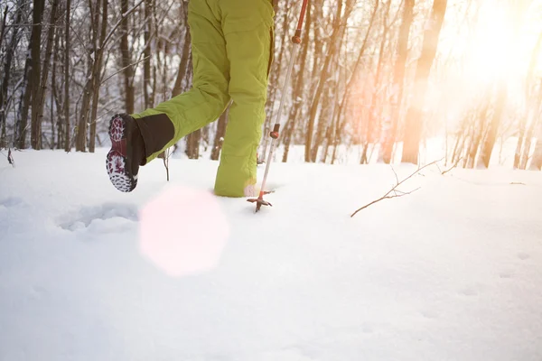 L'atleta cammina nella neve . — Foto Stock