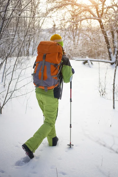L'athlète marche dans la neige . — Photo