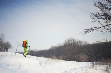 İnsanlar kar üzerinden gider.