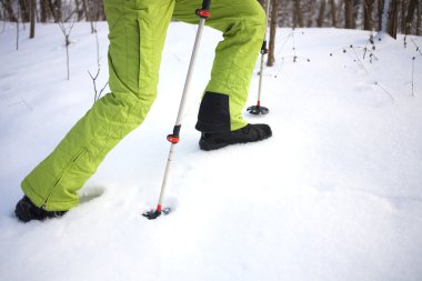 Kar üzerinden çalışan insanlar.
