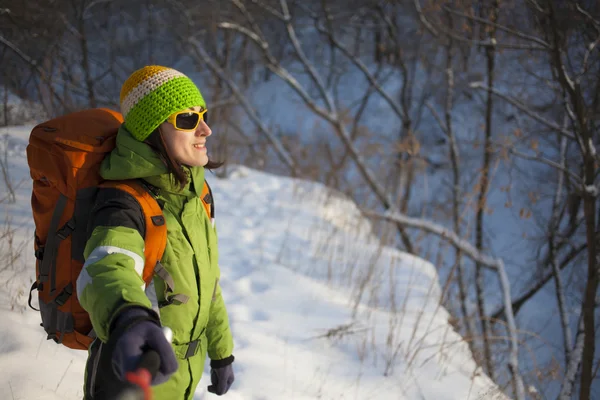 Meisje maakt een selfie in het bos in de winter. — Stockfoto