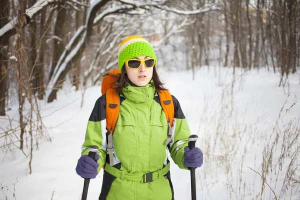 Ragazza in abiti invernali con uno zaino . — Foto Stock