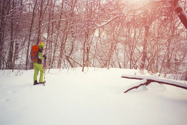 Ragazza in abiti invernali con uno zaino . — Foto Stock