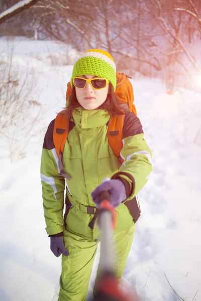Menina em roupas de inverno faz um auto-retrato . — Fotografia de Stock