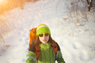 Kız selfie çekiyor..