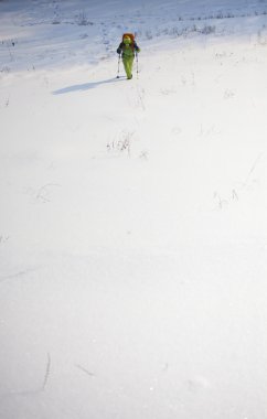 Kış elbiseleri bir sırt çantası ile kız.