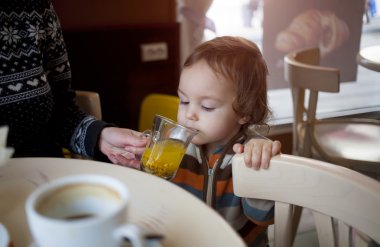 Küçük bir çocuk cehri çay çalışır.