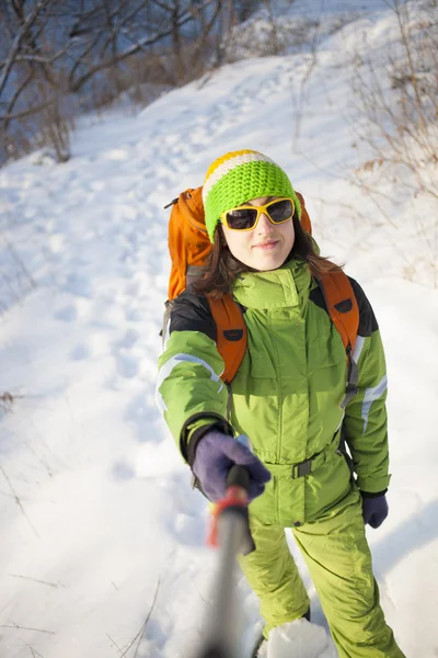 Meisje in winterkleren maakt een zelfportret. — Stockfoto