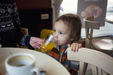 Küçük bir çocuk cehri çay çalışır.