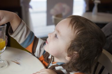 Küçük bir çocuk cehri çay çalışır.