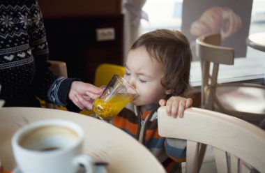 Küçük bir çocuk cehri çay çalışır.