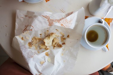 Bardak boş ve artık rulo.