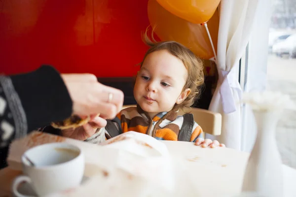 De moeder voedt het kind. — Stockfoto