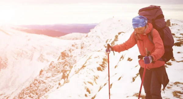 バックパックを持つ少女が山を旅します。. — ストック写真