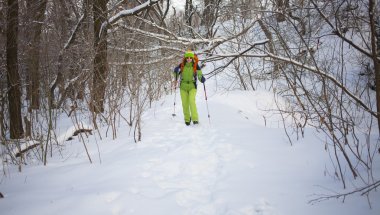 bir sırt çantası ile güzel kız.