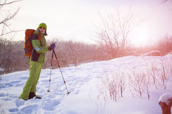 Persone che camminano sulla neve . — Foto Stock