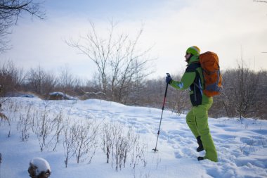 Kar üzerinde yürüyen insanlar.