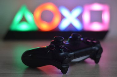 Simge ışığıyla siyah playstation denetleyici