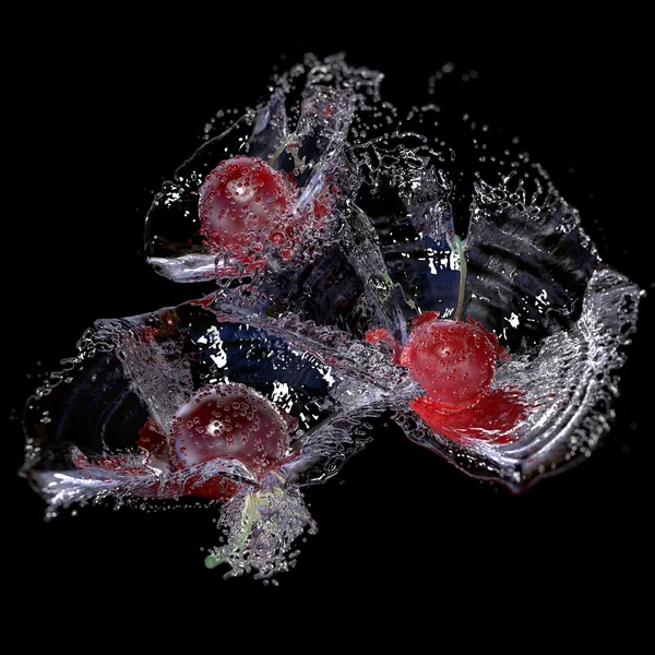 Cerezas en salpicaduras de agua, aisladas sobre fondo negro — Foto de Stock