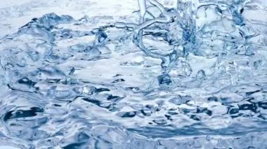 Mavi su sıçrama. Çok yavaş hareket.