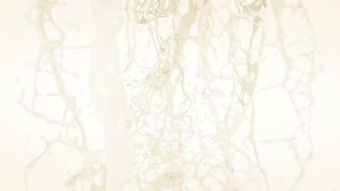 Süt Splash. Ağır çekim. Maske ile.