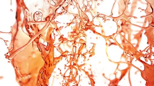 A voar através do Liquid Splash. Álcool, Chá, Cola . — Vídeo de Stock