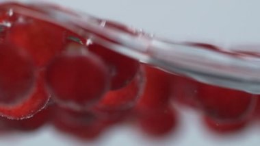 Kızılcık su. Ağır çekim.