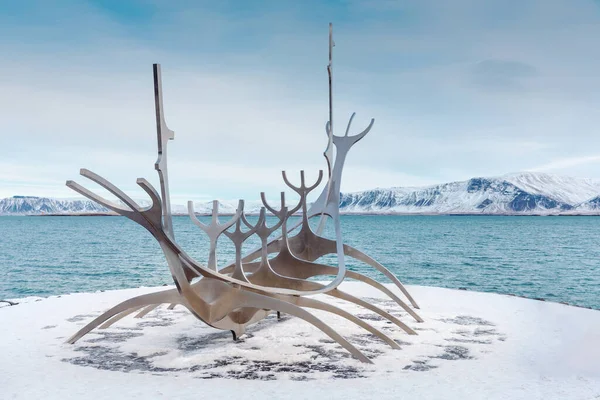 Güneş Yolcusu Anıtı, Reykjavik, İzlanda, 22 Şubat 2020. Sun Voyager, Jn Gunnar rnason tarafından yapılmış bir heykel olup, ideal bir gemi veya güneşe bir övgü niteliğindedir..