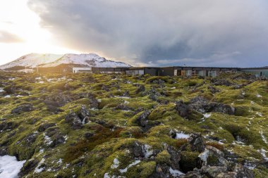 İzlanda volkanik yosunsu manzarası Blue Lagoon yakınlarındaki otel manzarası