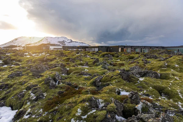 İzlanda volkanik yosunsu manzarası Blue Lagoon yakınlarındaki otel manzarası