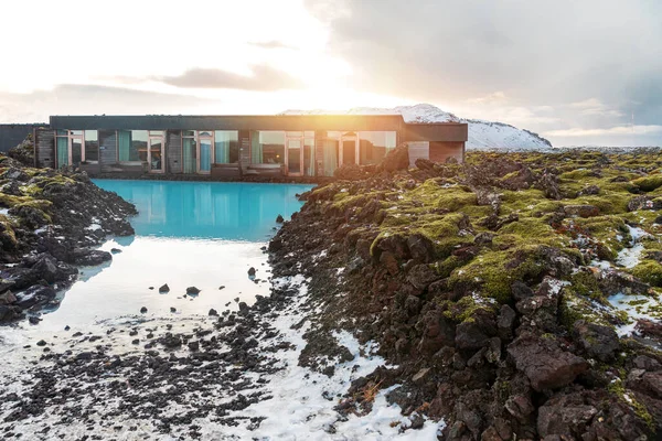 İzlanda volkanik yosunsu manzarası Blue Lagoon yakınlarındaki otel manzarası