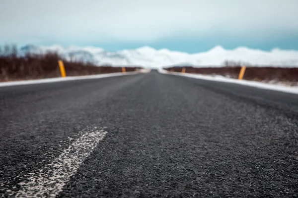 İzlanda dağlarına giden yol