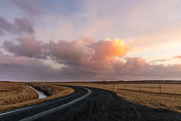 Yolun yakınındaki İzlanda arazilerinde gün batımı