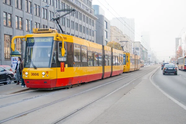 Moder żółtym tramwaj — Zdjęcie stockowe