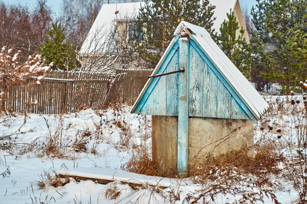 Oude draw-well in Russisch dorp in de winter — Stockfoto