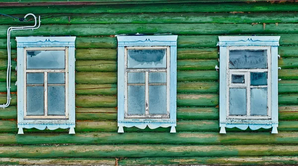 Janelas de casa de aldeia tradicional russa no inverno — Fotografia de Stock
