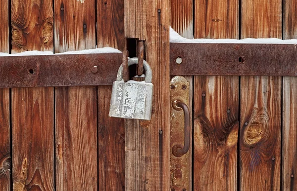 Velho cadeado na porta — Fotografia de Stock