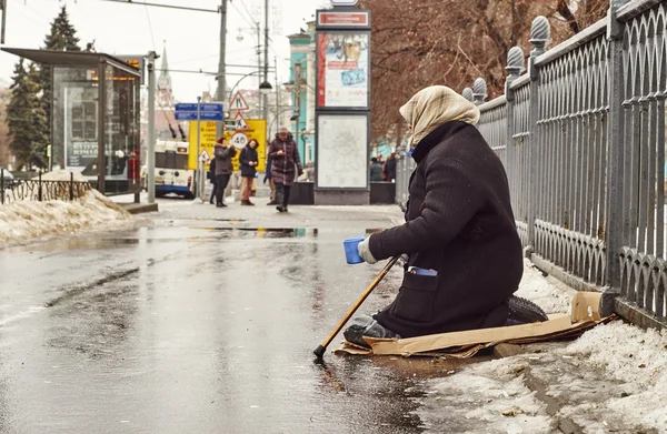 La mendiga pide dinero en la calle Moscú — Foto de Stock