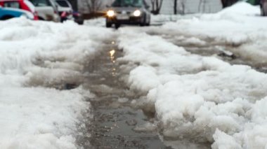  Araba sulu yol boyunca yaklaşıyor