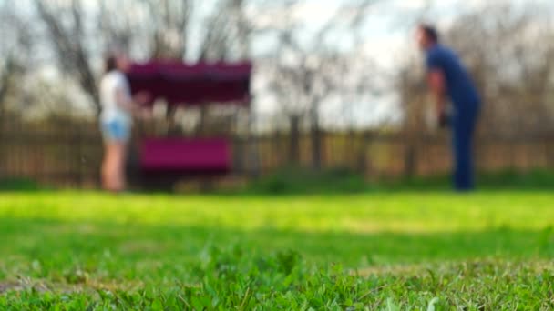 Vater und Tochter spielen Ball — Stockvideo