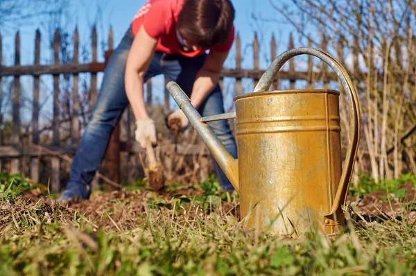 Vrouw wieden Tuin bedden — Stockfoto