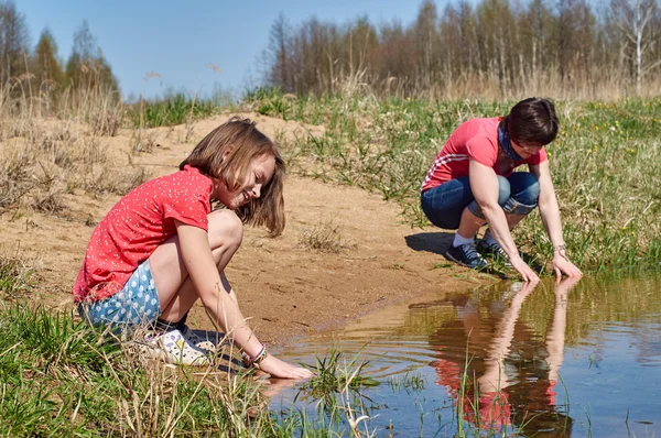 Mère et fille vérifient la température de l'eau — Photo